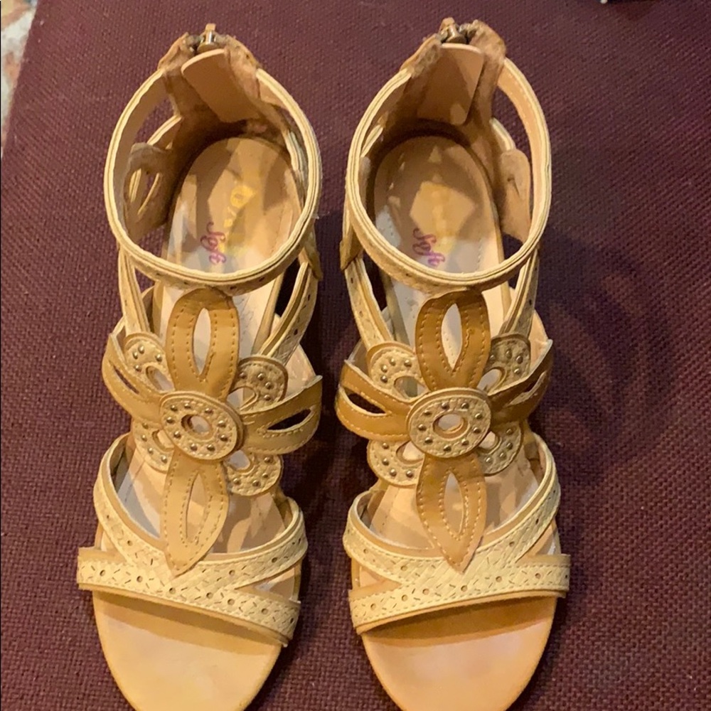 Beautiful tan 6.5 wedges very comfortable.
